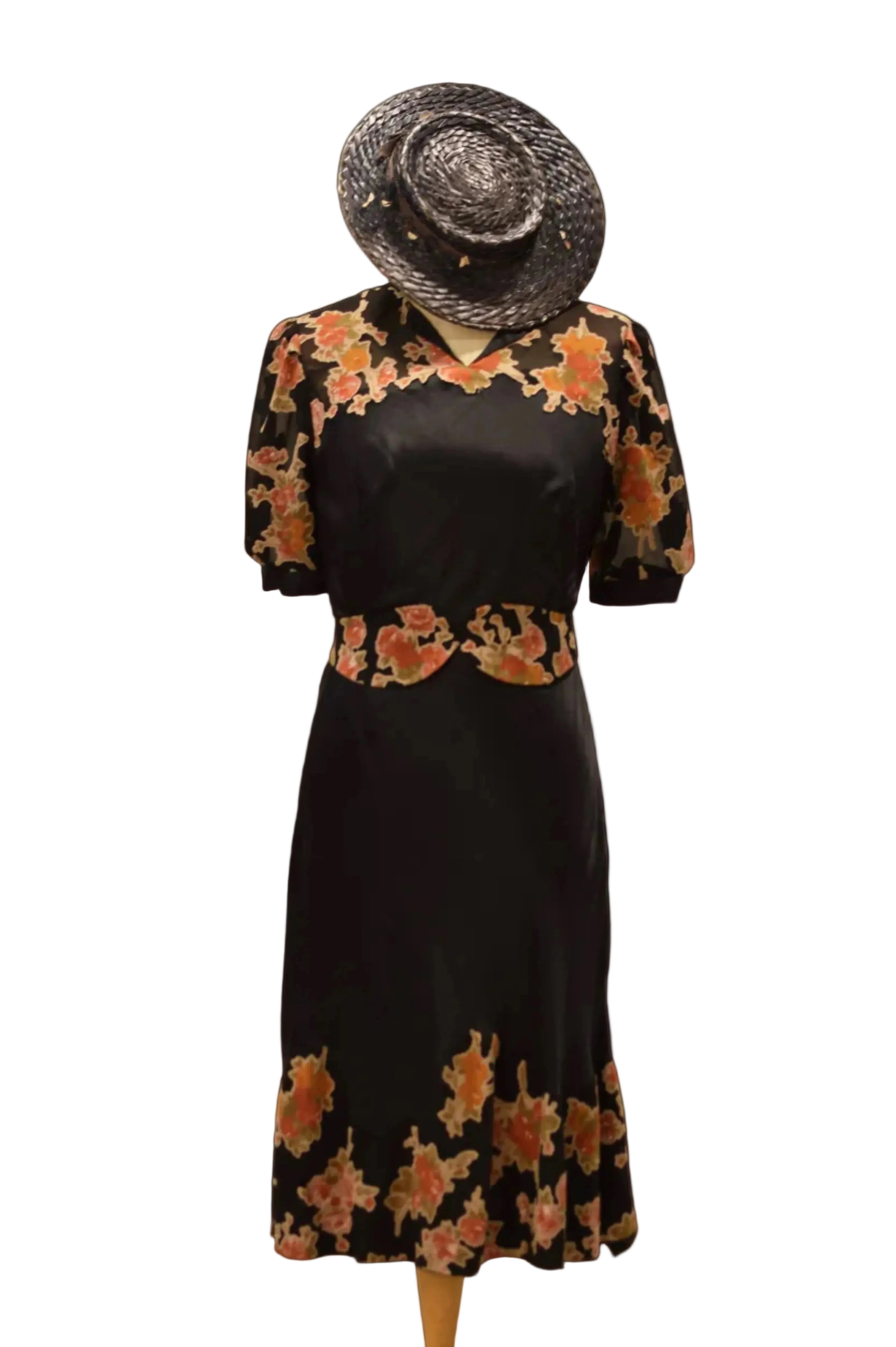 Short sleeved flower patterned dress with belt