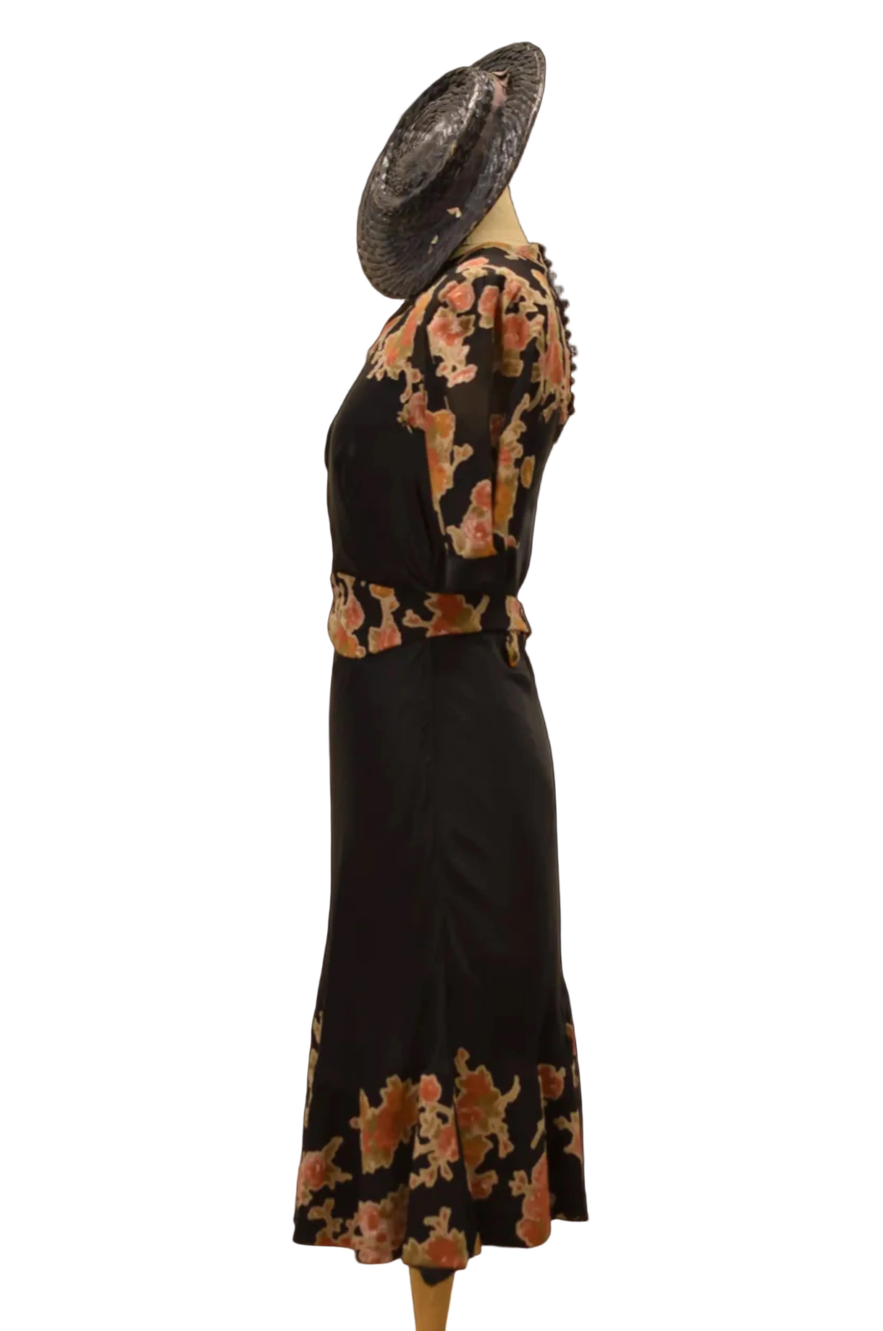 Short sleeved flower patterned dress with belt
