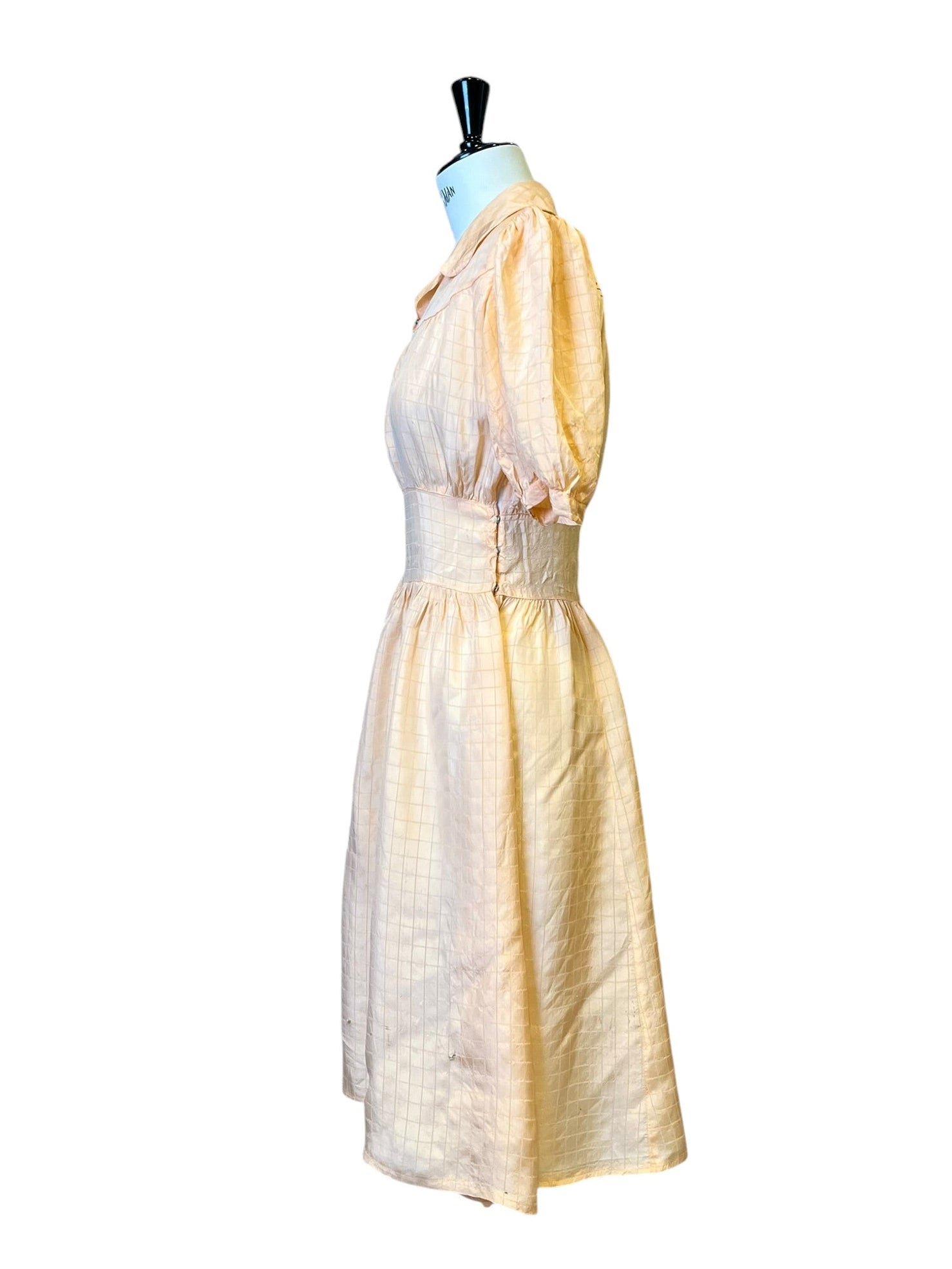 Short sleeved dress with puff sleeves